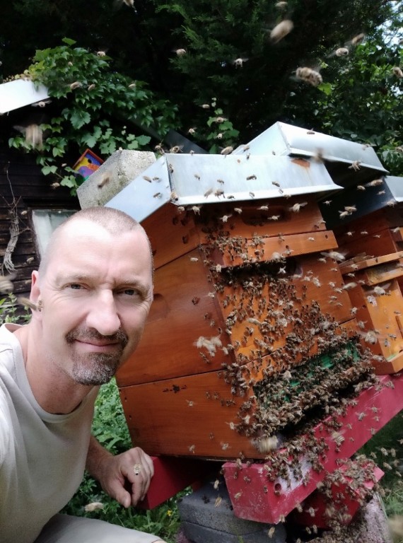Imker Sascha van Berkum vor seinen Bienenbeuten