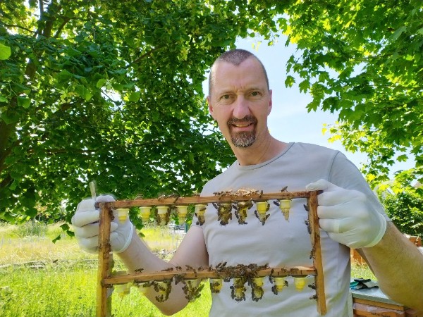 Sascha van Berkum mit einem Zuchtrahmen